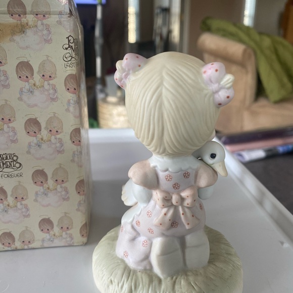 Precious Moments statue God Is Love - Picture 2 of 4